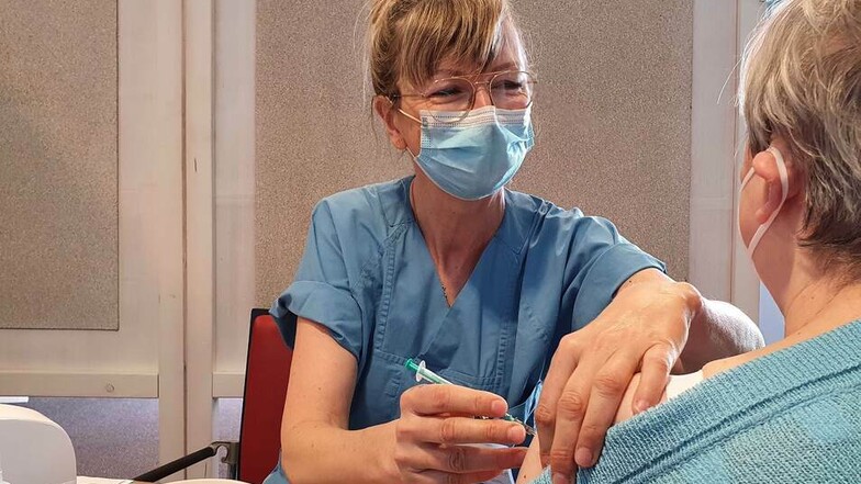 Mechthild Guthke vom Klinikum impft eine Görlitzerin im lokalen Impfzentrum.