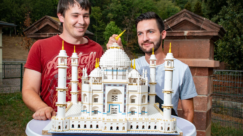 In den Sommerferien begeisterte die Waldheimer Steinchenbande (im Bild von links: Marcel Ressel und Lukas Eschler) mit ihrer Lego-Ausstellung im Stadt- und Museumshaus Waldheim. Für das kommende Jahr ist wieder eine Lego-Schau geplant.