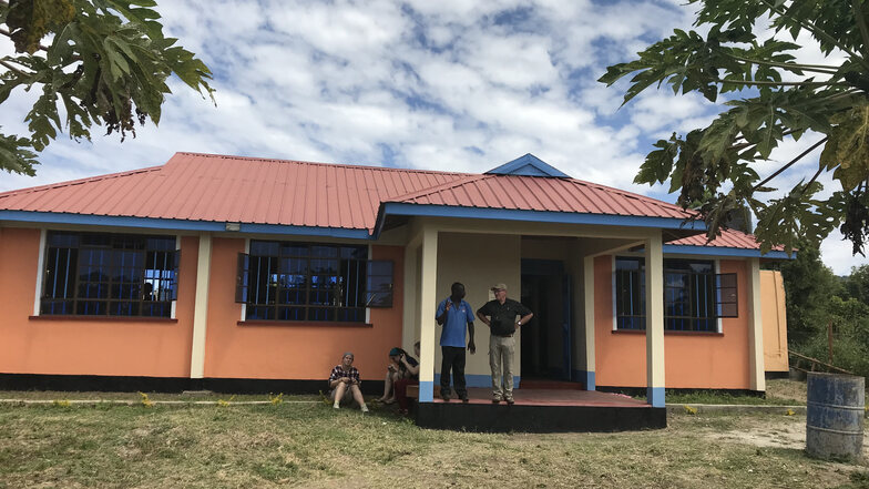 Auf dem Dach dieser Bibliothek auf der kenianischen Insel Rusinga wird eine Solaranlage errichtet. Mit der Hilfe aus Glashütte.