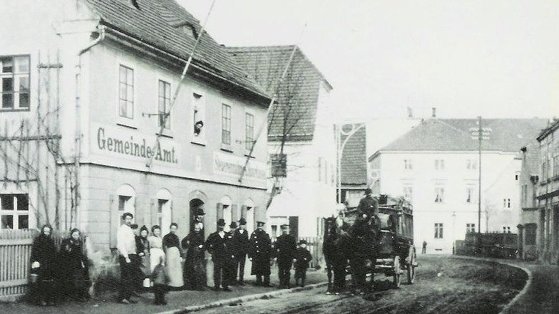 Ein Fenster für zwei: Birgit Käker und Detlef Vadersen wohnen im ehemaligen Gemeindeamt. Schon in den 1920er-Jahren (r.) zierten Fahnenhalter die Fassade. Heute weht hier (l.) ein Stück von Vadersens alter Heimat, der Insel Fehmarn. Fotos: privat, K. Froh