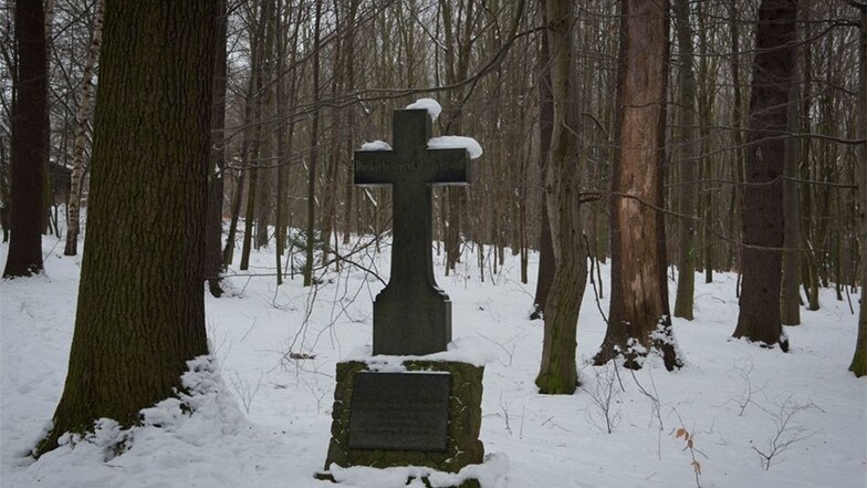 Es sieht aus wie ein Friedhof, aber unter den Grabsteinen für die Ullersdorfer Förster ist niemand begraben. Forstchef Heiko Müller kennt die Geschichte, die dahinter steckt.