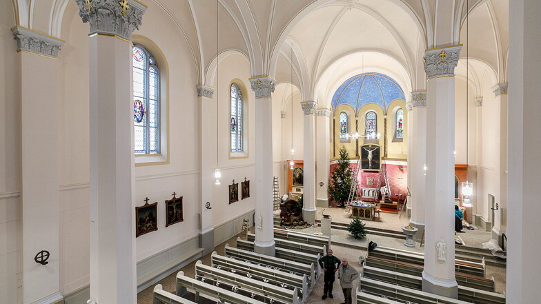 Seit ihrer Innensanierung 2018 erstrahlt die Heilig-Kreuz-Kirche an der Struvestraße ganz hell.