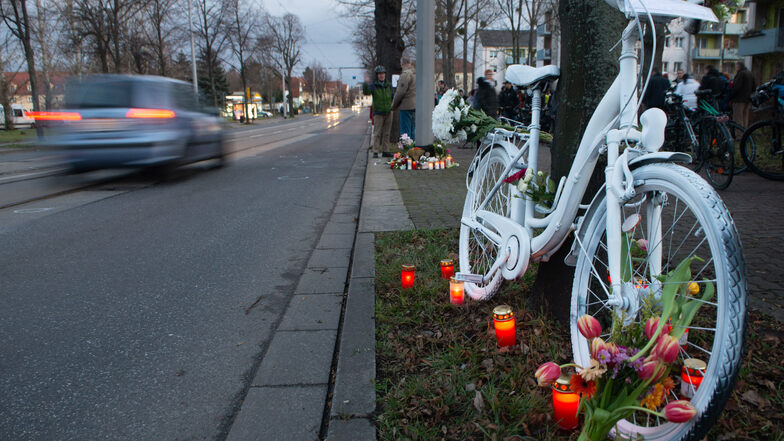 Am Sonnabend wurde an der Ecke Reicker/Wieckestraße ein weißes Fahrrad - ein sogenanntes Ghostbike - aufgestellt. Damit wird einer Radfahrerin gedacht, die dort am Freitagabend bei einem Unfall ums Leben kam.