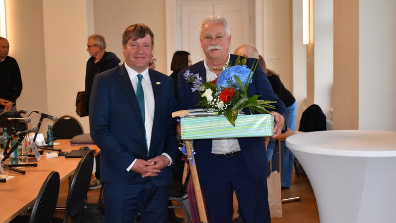 Großenhains Oberbürgermeister Sven Mißbach und der bereits im Stadtrat verabschiedete Baubürgermeister Tilo Hönicke.