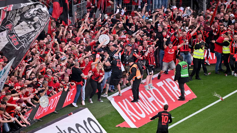 Die Fans bejubeln den 4:0 Treffer von Florian Wirtz - und der versucht, einen Platzsturm zu verhindern.