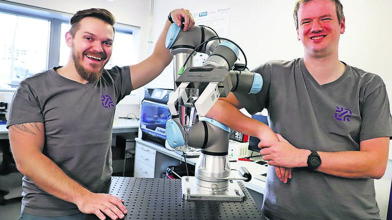 Dr. Markus Henke (links) und Fabian Finster verleihen mit ihrem Dresdner Start-up PowerON Maschinen dank einer einzigartigen Technologie Tastsinn.