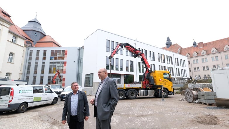 Kurz vor Beginn dieses Schuljahres hatte sich OB Olaf Raschke – hier mit Michael Werner vom städtischen Bauamt – vom Stand der inzwischen beendeten Bauarbeiten am neuen Schulhaus C1 überzeugt. Nun muss der Pausenhof neu gestaltet werden.