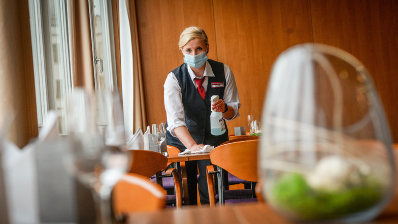 Im Restaurant des Best Western Hotels in Bautzen desinfiziert Stephanie Koar einen Tisch, bevor die nächsten Gäste kommen. Die Übernachtungszahlen steigen wieder, aber nur langsam.