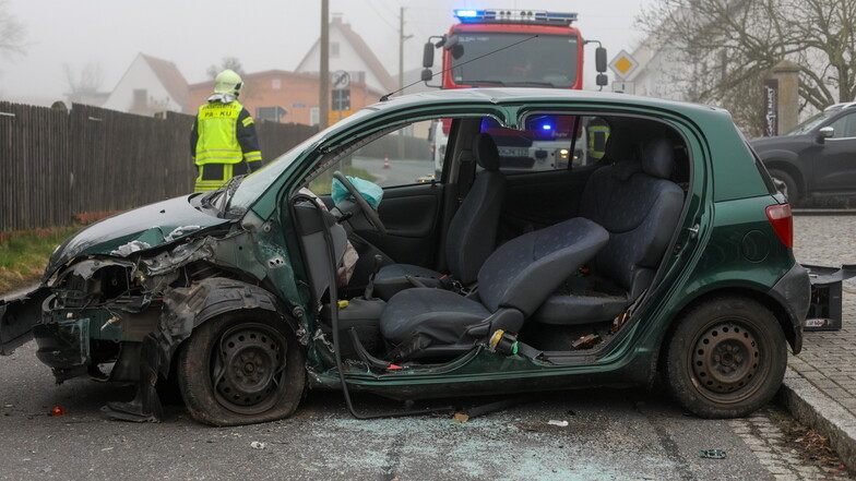 In Panschwitz-Kuckau wurde der Fahrer eines Toyota bei einem Unfall schwer verletzt.