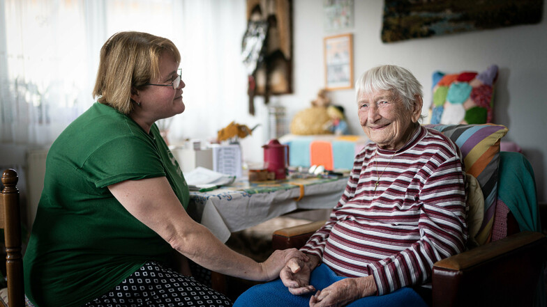Für Pflegerin Barbara sind Menschen wie die 100-jährige Ingeborg Schemainda ein Sonnenstrahl im täglichen Knochenjob.