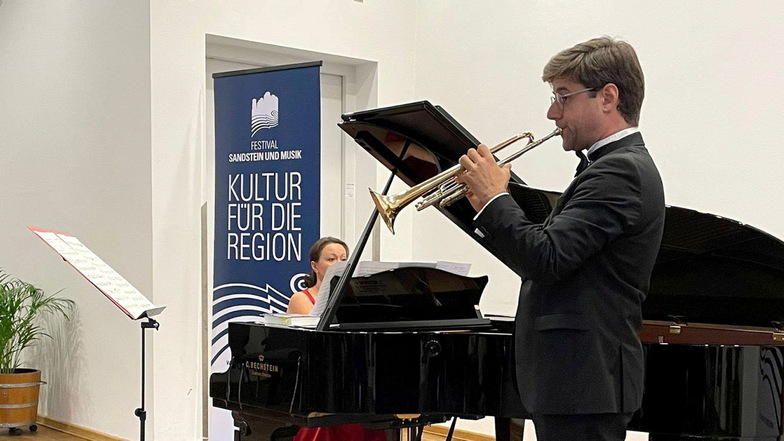 Solotrompeter Helmut Fuchs und Pianistin Ekaterina Sapega-Klein begeisterten beim Konzert mit Werken russischer Komponisten in Freital.
