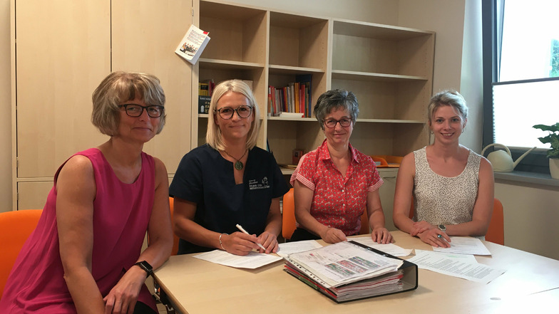 Irena Hoffmann, Dana Seng, Kerstin Barthel und Carolin Reich unterschreiben hier die Vereinbarung zur Zusammenarbeit in der Pflegeausbildung.