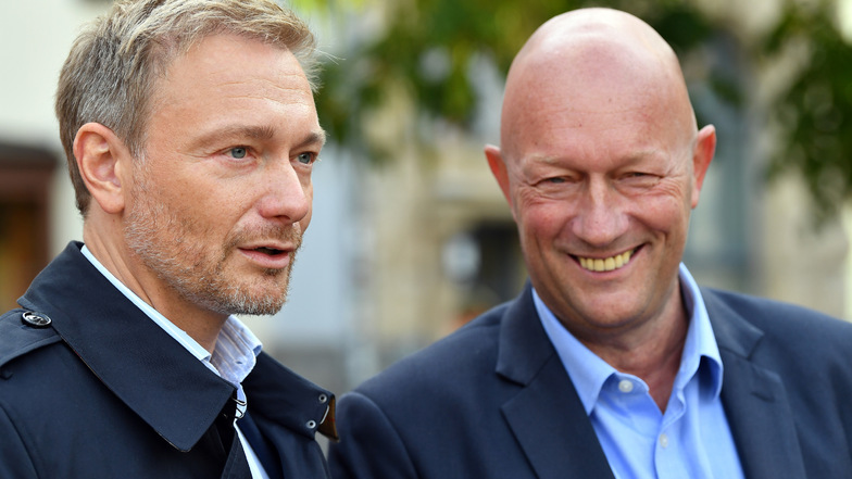 Christian Lindner, Parteivorsitzender der FDP (l), will nach der umstrittenen Wahl seines Parteifreundes Thomas Kemmerich in Erfurt (r) die Vertrauensfrage stellen, um sich der breiten Unterstützung in seiner Partei sicher zu sein.