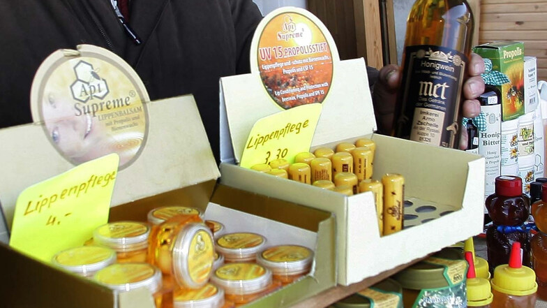 Honig von Jürgen Zscheile und andere Produkte werden auf dem Naturmarkt angeboten.