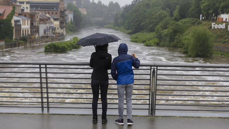 Am 21. Juni wurde nach längeren Regenfällen in Görlitz die Hochwasser-Alarmstufe 2 überschritten. Das Foto zeigt die Situation an diesem Tag an der Altstadtbrücke.