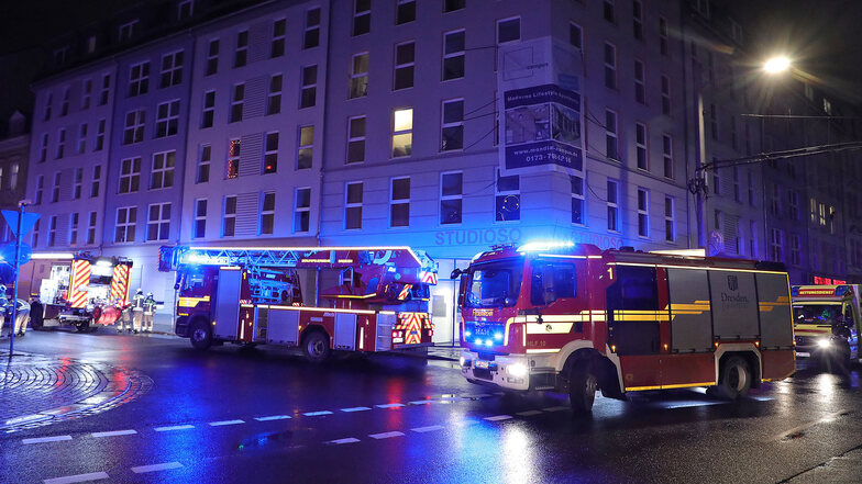 In einer Wohnung an der Bautzner Straße, Höhe Rewe-Markt, brannte es am Freitagabend. Die Polizei ermittelt zur Ursache.