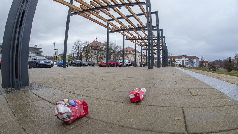Typisch für den Neumarkt in Freital: Ständig liegt Müll herum, meist von feiernden Cliquen hinterlassen. Dazu kommt Vandalismus.