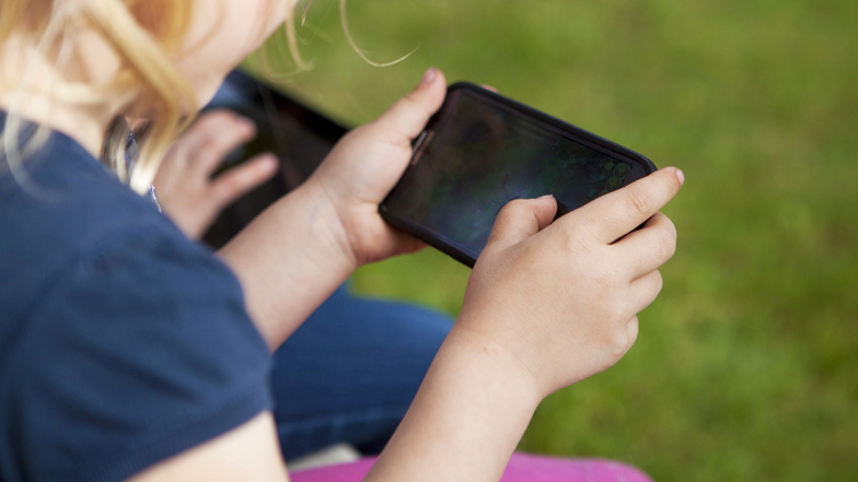 Viele Kinder und Jugendliche lieben das Spielen auf dem Smartphone. Doch vermeintlich kostenlose Spiele-Hits bergen oftmals Kostenfallen. Eltern sollten daher einige Dinge beachten.