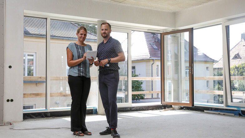 Raik Urban von der Alten- und Pflegeheim GmbH und Nadine Bauereiß von der Wohnbaugesellschaft zeigen einen der neuen, hellen Aufenthaltsbereiche im Pflegeheim am Weinaupark.