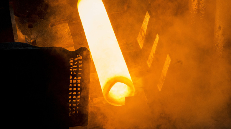 Das braucht viel Energie: Im Mannesmannröhren-Werk in Zeithain schießt ein Dorn ein Loch in einen glühenden Stahlblock. Drei von vier sächsischen Stahlwerken stehen in der Region Riesa.