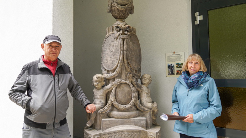 Steinmetz Frank Heinzel und Elisabeth Rieger sind froh, dass die Restaurierung des Puttendenkmals abgeschlossen ist. Es steht nun am Eingang zur Trauerhalle in Steinigtwolmsdorf.
