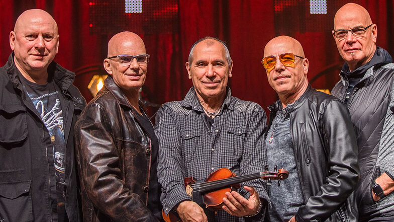 Die Musiker der Rockgruppe City Manfred Hennig (Keyboard), Fritz Puppel (Gitarre), Georgi Gogow (Geige), Toni Krahl (Gesang) und Klaus Selmke (Schlagzeug) verabschieden sich nach 50 Jahren.