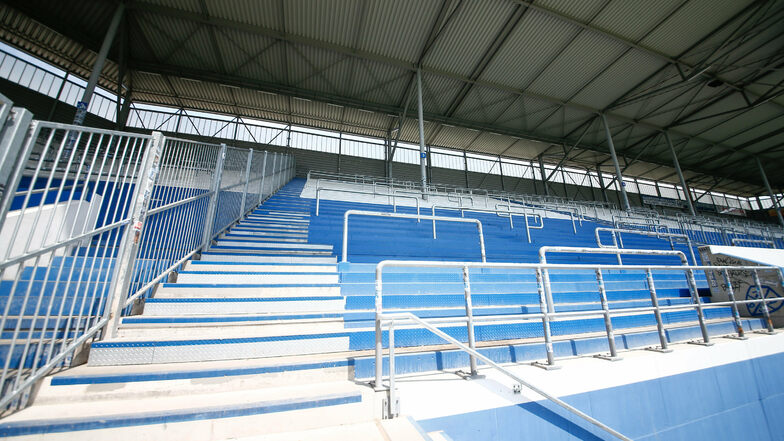 Leere Ränge im Magdeburger Stadion, die Mannschaft in häuslicher Quarantäne - das erinnert an die Situation bei Dynamo Dresden zum Ende der Vorsaison.