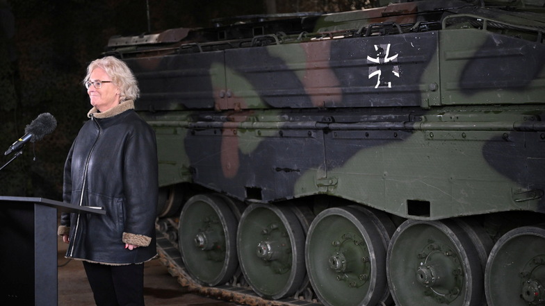 Christine Lambrecht vor einem Schützenpanzer-Marder.