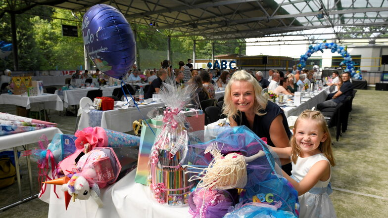 Melina sortiert mit ihrer Mutti Sandra Kirst die vielen Zuckertüten. Sie feierte mit über 50 Gästen ihre Schuleinführung im Freitaler Hains.