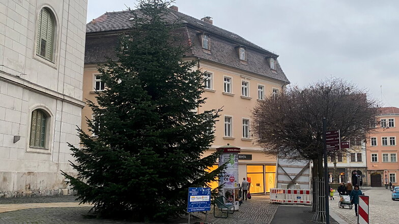Auch der Weihnachtsbaum vor der Johanniskirche steht bereits. Auch er erhält noch Lichter.