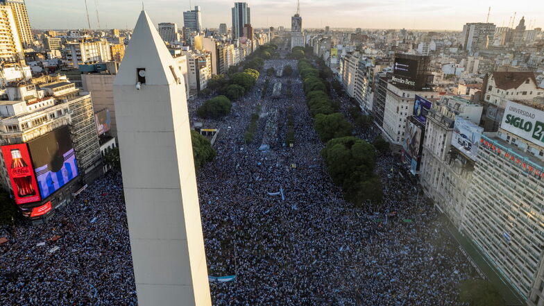 Am Obelisken in Buenos Aires feierten bis zu eine Million Argentinier bis in die Nacht den Finalsieg.
