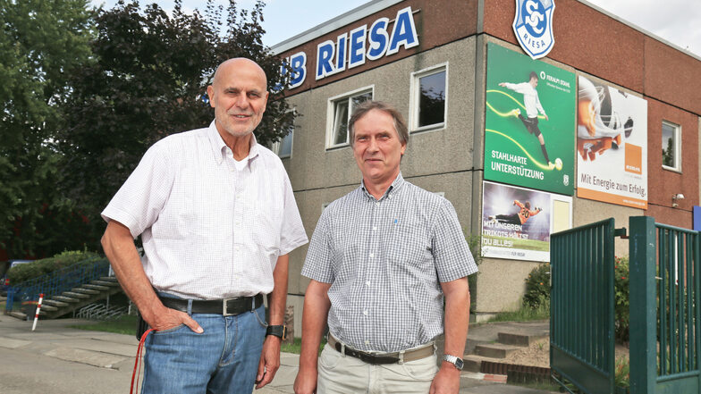 Michael Schönfelder (rechts) mit dem ehemaligen Vereinspräsidenten Karl Walluszek vor der Geschäftsstelle des SC Riesa. Das Foto entstand 2017.