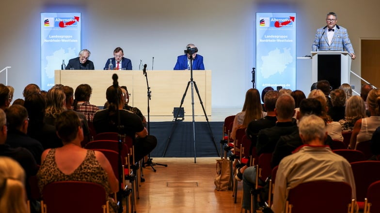 Stefan Keuter (r, AfD) spricht beim "Bürgerdialog" der AfD in Essen mit Bundestagsabgeordneten.