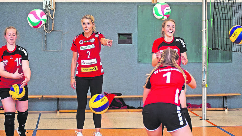 Mareen von Römer (Bildmitte), bekannter sicher unter ihrem Mädchennamen Apitz, gehörte am Montag zum Team von Volleyball-Bundesligist Dresdner SC, das jungen Lampertswalder Spielern eine intensive Trainingseinheit anbot. dabei.