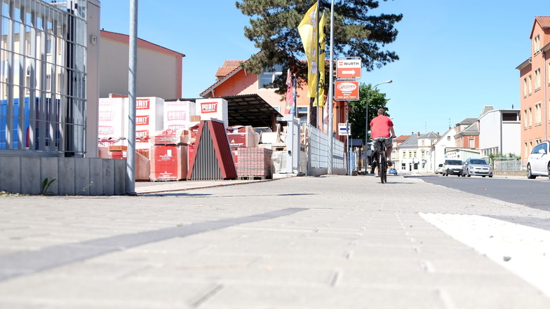 Die Ein- und Ausfahrt der ELG. Radfahrer dürfen den Weg in beide Richtungen nutzen. Geplant sind nun neue Piktogramme und Schilder.