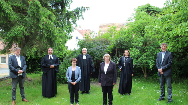Mit Anne-Magdalena Schubert (vorn links) und Christiane Liebig (vorn rechts) wurden jetzt zwei neue Diakoninnen eingesegnet.