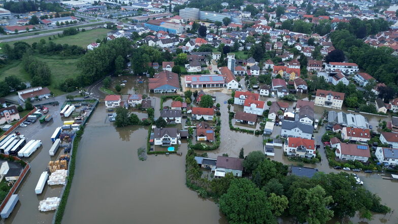 Hochwasserlage in Süddeutschland spitzt sich zu - tote Frau in Keller gefunden