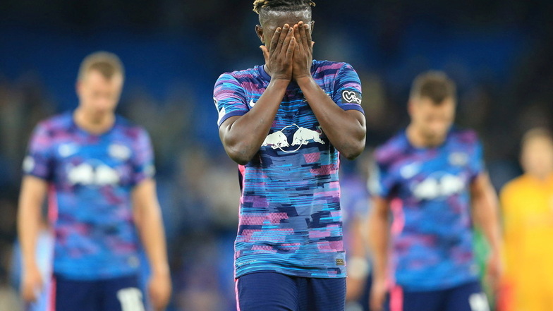 Nicht zum Hinsehen: Leipzigs Mittelfeldspieler Amadou Haidara verläßt nach Spielende in Manchester mit seinen Mannschaftskameraden enttäuscht das Spielfeld.