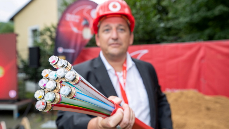 Axel Andrée von Vodafone beim Start zum Breitbandausbau 2020: Über 60 Kilometer Tiefbau quer durch Pirna.