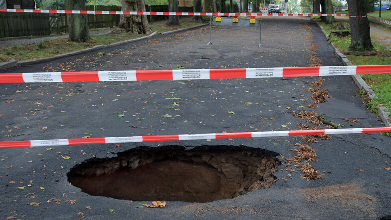 Auf der Harthaer Sonnenstraße hatte sich ein riesiges Loch in der Straße aufgetan.