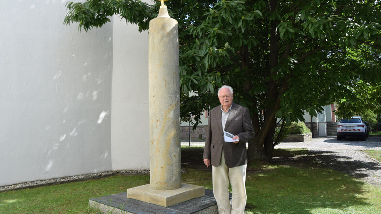 Friedhart Vogel zeigt das restaurierte Denkmal für Frieden von Jürgen von Woyski.