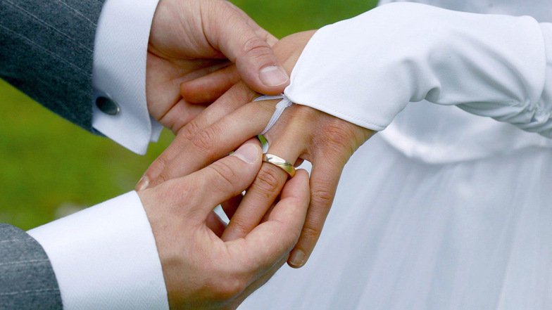 Der Ring sitzt perfekt: Am Hochzeitstag soll alles stimmen. Manche Paare suchen auch ein besonders Datum aus, an dem die Ehe geschlossen wird.