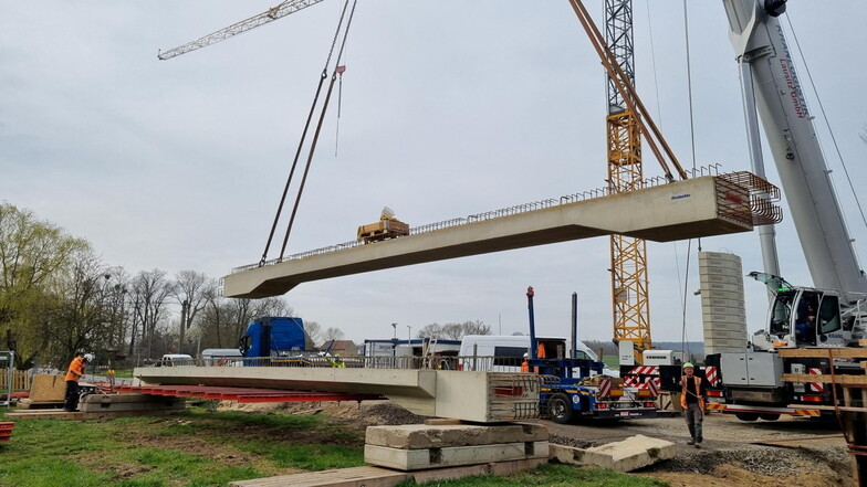 Für die neue Brücke über das Löbauer Wasser in Wasserkretscham wurden am Donnerstag große vorgefertigte Beton-Elemente per Kran eingehoben.
