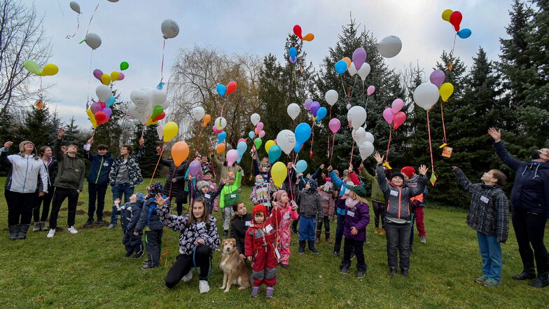 Die Tierschutzkids und ihre Eltern sowie die Mitstreiter des Tierschutzvereins haben Luftballons für die verstorbene Petra Franz-Bohn steigen lassen.