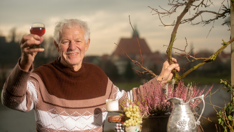 Ein Prosit. Altwinzer Jürgen Schreier aus Pirna freut sich über eine gute Traubenlese im Herbst.