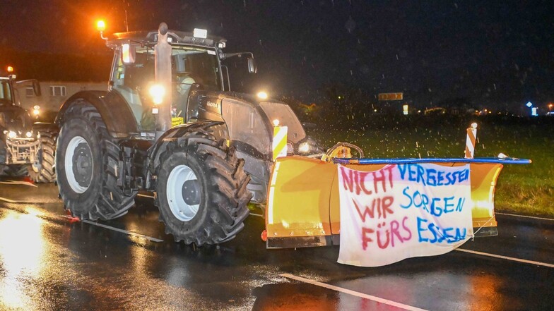 Mieses Wetter, miese Stimmung: Traktoren blockieren am Donnerstagmorgen auch die A14-Auffahrt in Grimma.