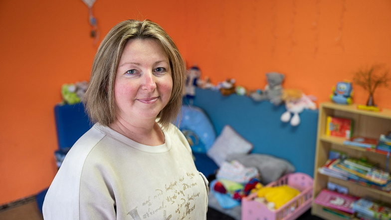 Tetiana Zadorozhna floh mit ihrem Mann aus Kiew vor dem Krieg. Seit Februar arbeitet sie als Betreuerin für einen Gruppe mit ukrainischen Kindern in der Kindertagesstätte "Samenkorn" in Niesky.