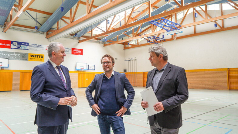 Große Freude bei Bischofswerdas OB Holm Große und Architekt Sebastian Fest: Minister Thomas Schmidt (v.r.) überbringt den Fördermittelbescheid für den Umbau der Wesenitz-Sporthalle.