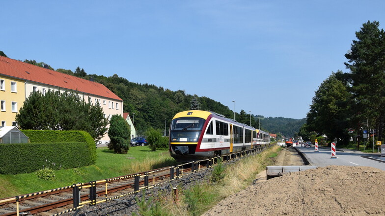 Trotz Bauarbeiten rollt die Müglitztalbahn sicher durch Schlottwitz.