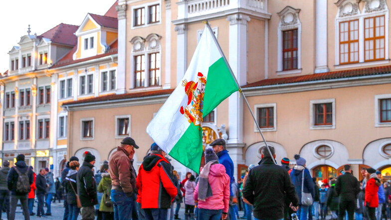 Bei der Montags-Demo in Löbau schwenkten Teilnehmer auch die Flagge des Königreichs Sachsen.